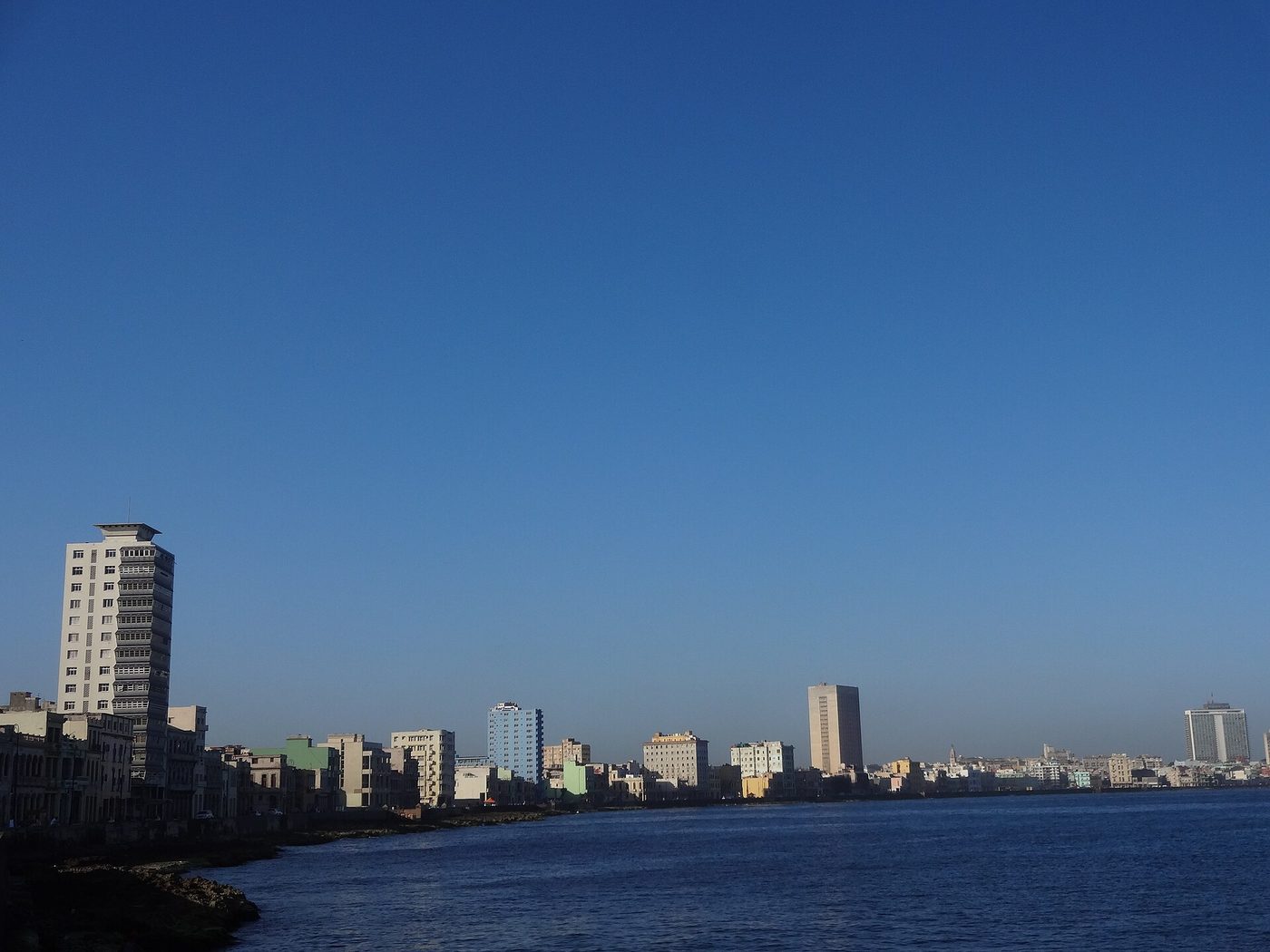 Vue du Malecón et des immeubles de La Havane.