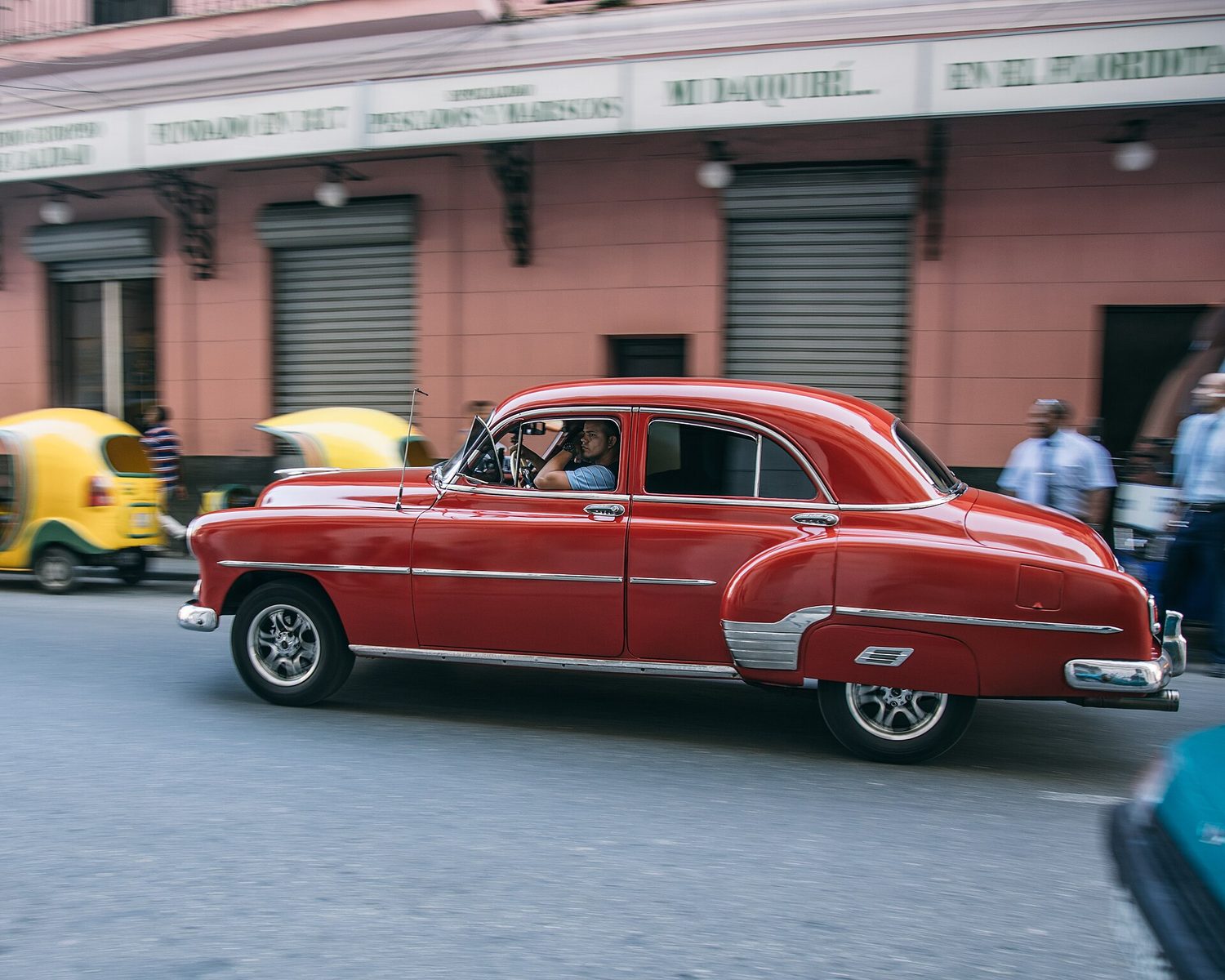 Une voiture américaine des années 1950 roule dans une rue de La Havane.