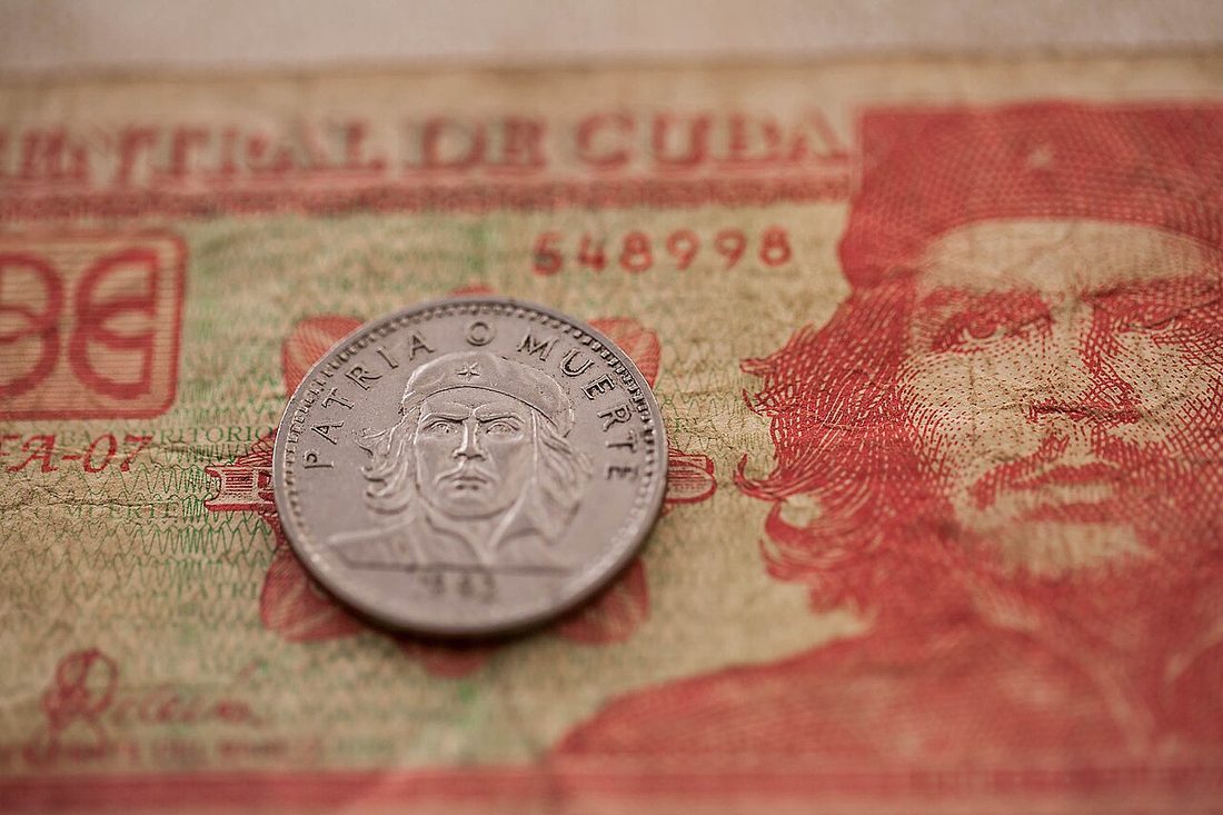 Billet de 3 pesos cubains (CUP) à l'effigie du Che Guevara, avec une pièce « Patria o Muerte ».