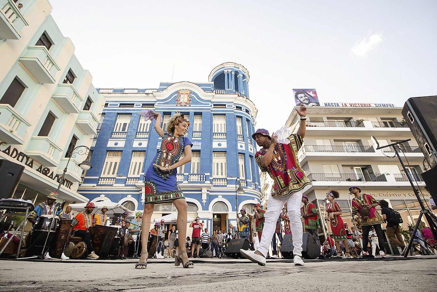 Danseurs de rumba cubaine en tenues colorées, tambours et foule sur une place de Camagüey.